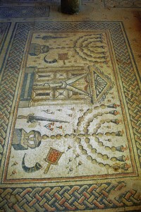 The top-third panel of the mosaic floor depicts an aron kodesh flanked on both sides by a seven-branch menorah surrounded by the arbah minim (lulav, etrog, hadasim and aravot), a shofar and—an image most people have difficulty identifying—a machteh, or incense pan. The choice of this general motif is a clear indication that the people living in the Galil in those days wanted to emphasize their connection to Jerusalem and the Holy Temple.