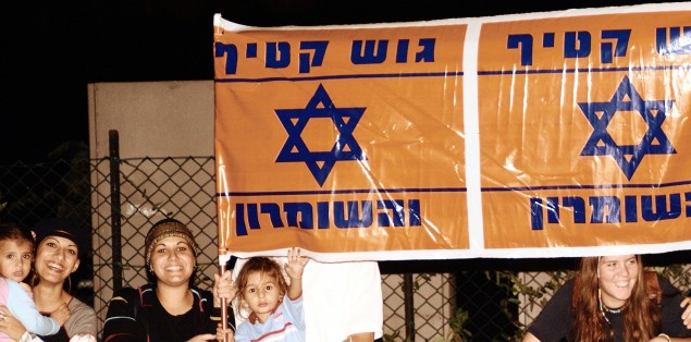 Demonstration against Prime Minister Ariel Sharon’s disengagement plan at Paris Square in Jerusalem in 2004. Courtesy of the Israel Government Press Office/Mark Neyman