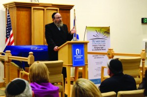 Rabbi Moshe Weinberger, mashpia at RIETS, delivering the convention’s keynote address at the Young Israel of North Beverly Hills.